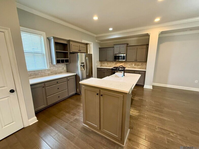 Building Photo - 10408 Springtree Ave