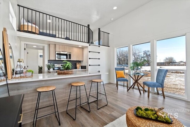 Building Photo - 384 London St