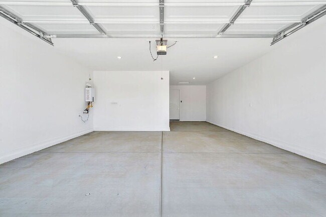 Building Photo - 3104 Bee Trl