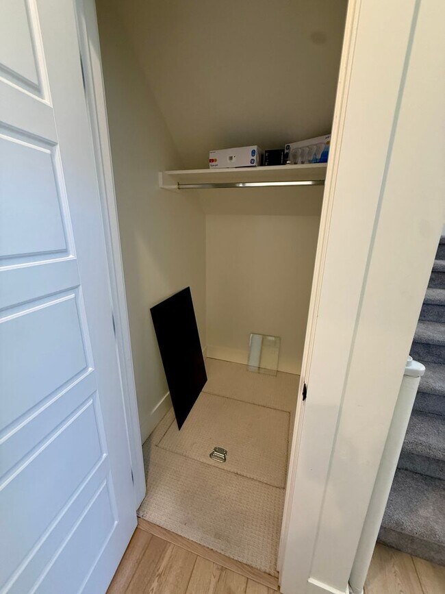 Building Photo - Welcome to this stunning newer home located in the vibrant city of Nampa, ID