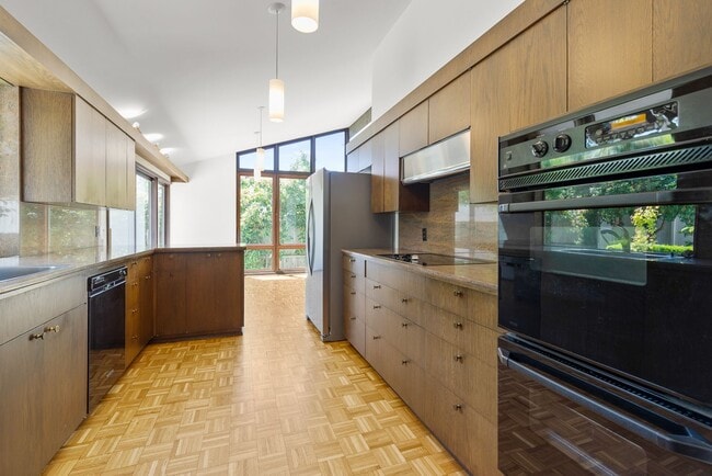 Building Photo - 3 bedroom 2 bath