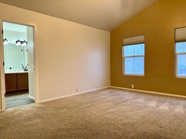 Building Photo - Beautifully Adorable Townhome!