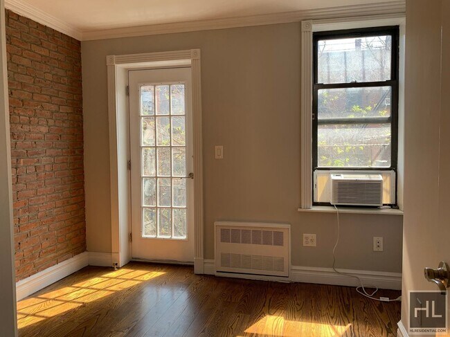 Building Photo - AMAZING ONE BEDROOM APARTMENT!! AMAZING DE...