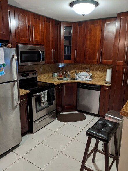 Primary Photo - 5208 NE 24th Ter