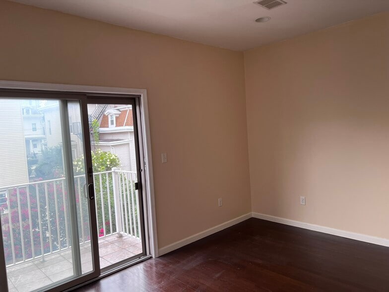 Master bedroom - 43 Ravine Ave