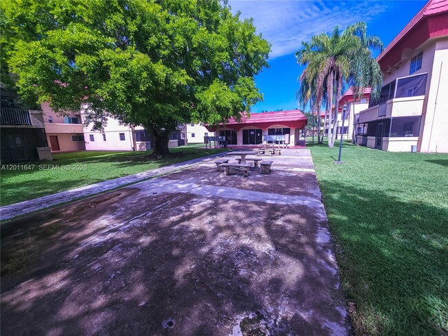 Building Photo - 10907 N Kendall Dr