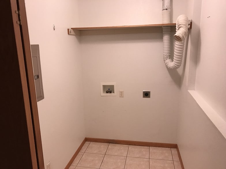 Laundry Room - 1800 E Comanche St
