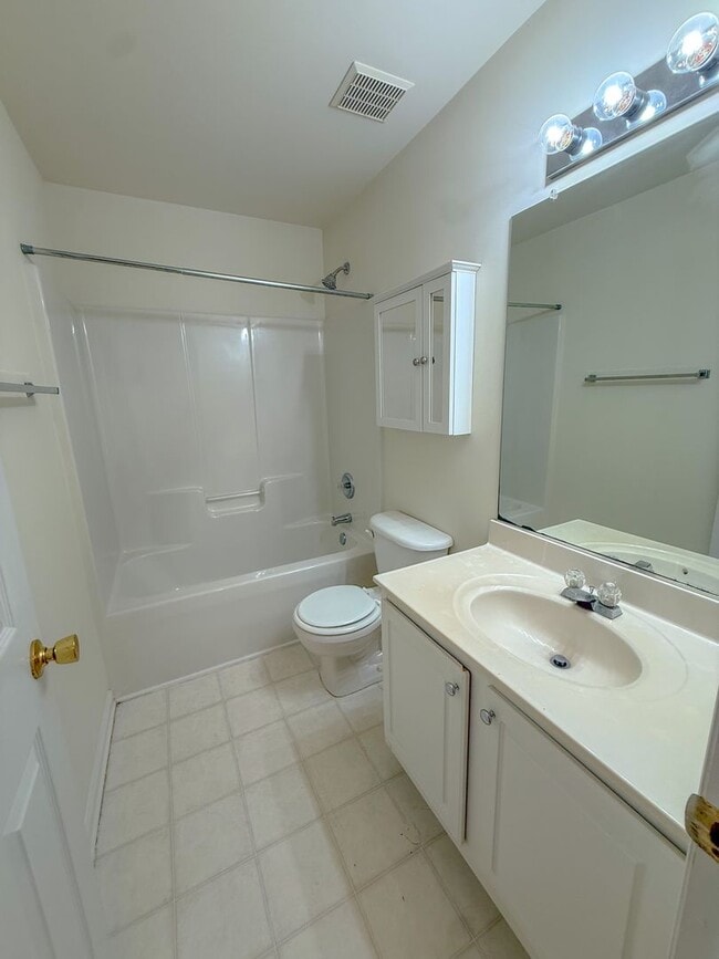 Building Photo - Spacious 2 bedroom 2.5 bath townhome