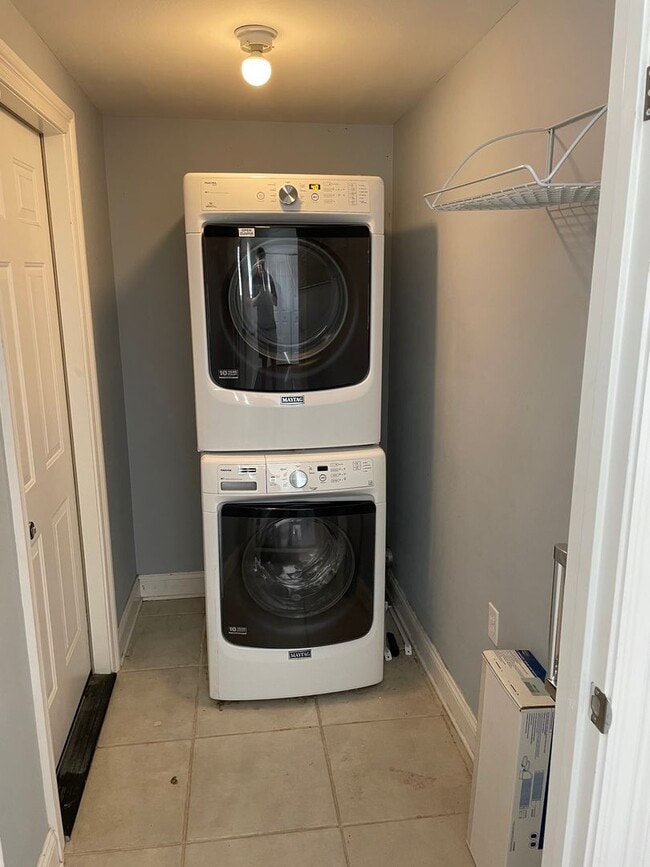 Building Photo - 2BD/1BA in Lakeview, with Driveway and Private Backyard