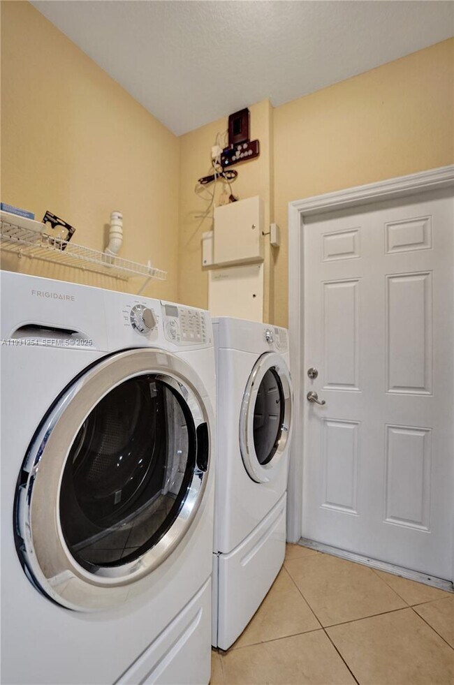 Building Photo - 2057 SE Avon Park Dr