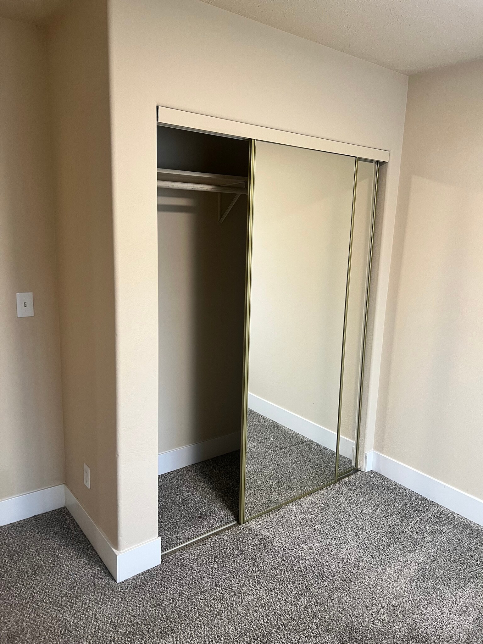 Building Photo - 33 E Lacrosse Ave