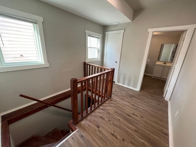 Building Photo - Updated 3bed 2bath