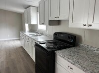 Building Photo - 7017 Silver Lake Dr