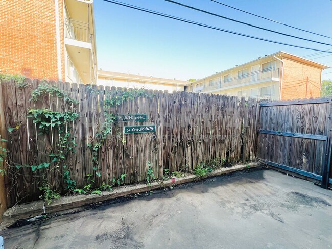Building Photo - 929 W Hickory St