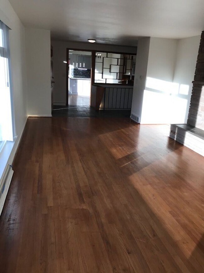 Building Photo - Pre-leasing-Beautiful Bryant Large Remodel...