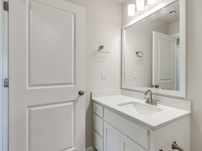 Building Photo - 1013 SE 16th Terrace