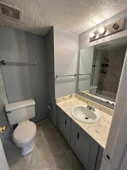 Building Photo - 2125 Quail Creek Dr