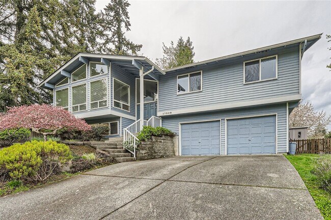Building Photo - Amazing 4Bed/2.5Bath Home with Fully Fenced Backyard in Bellevue!