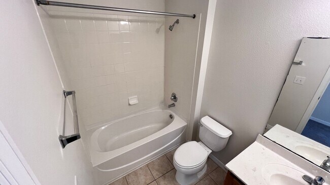 Building Photo - Upgraded Avalon Park 3 Bed/2.5 Bath Townhome!
