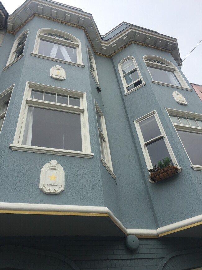 Primary Photo - 2150 Mason St