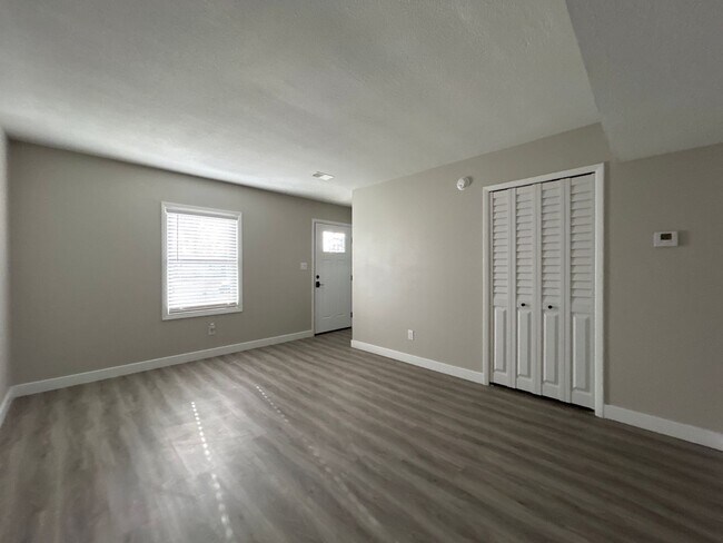 Building Photo - 5017 Birchwood Ln