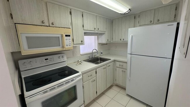 Building Photo - 625 Antioch Ave