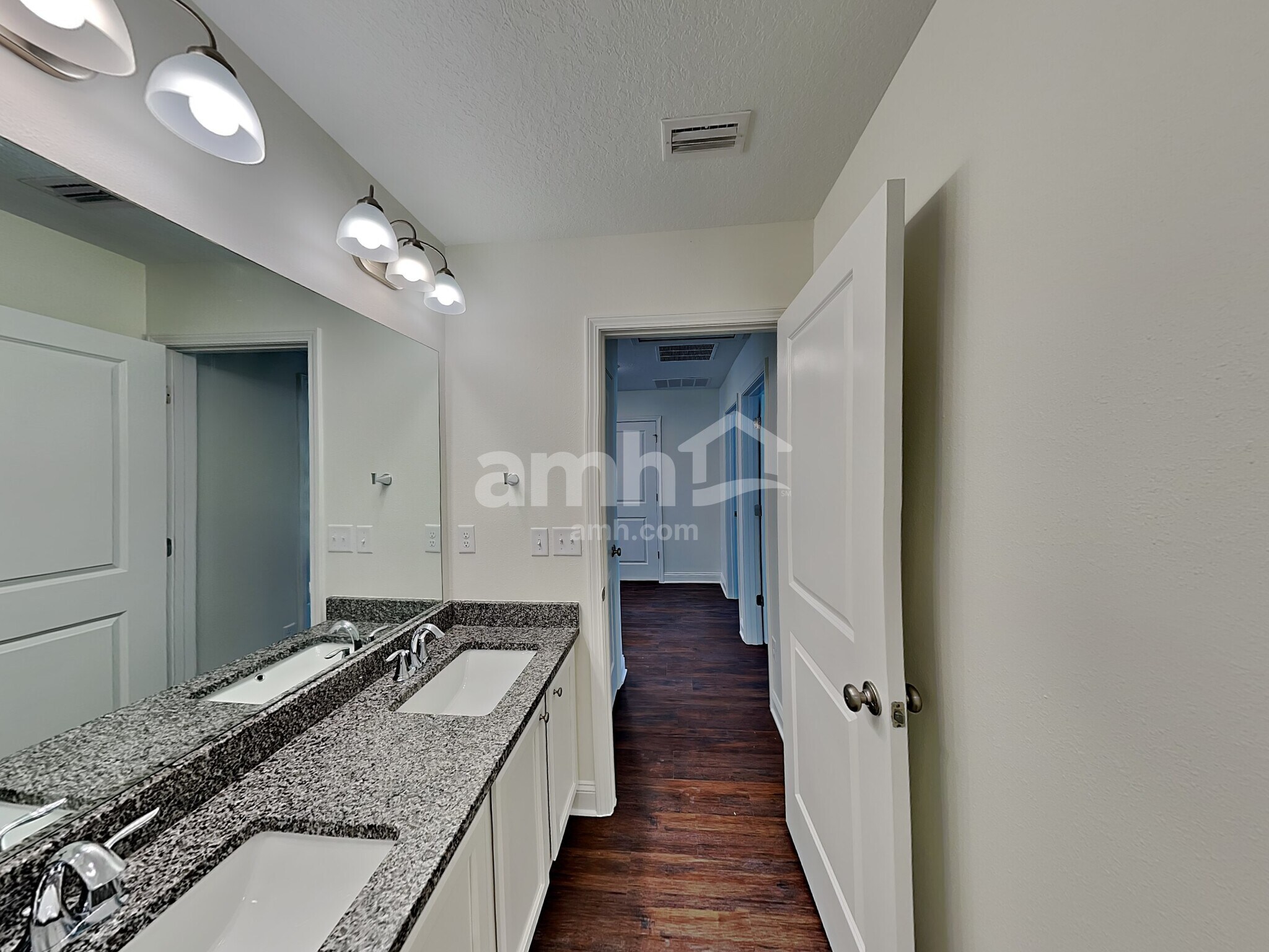 Building Photo - 216 Banyan Frst Dr