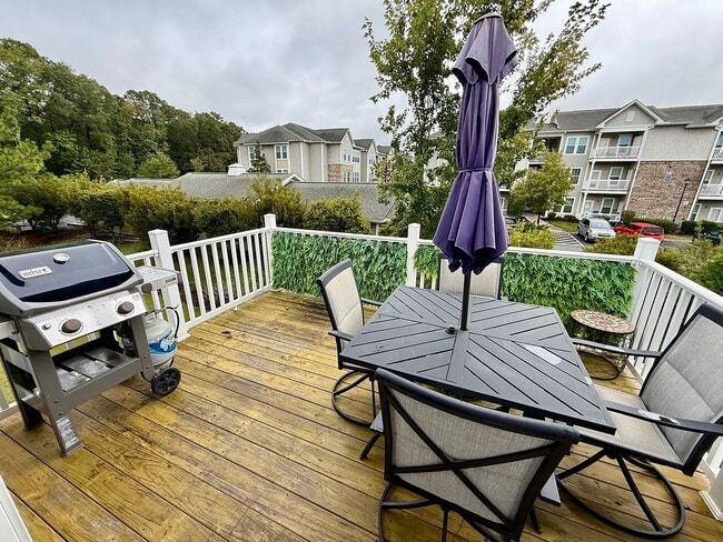Building Photo - Modern 3 Bed/3 Bath End Unit Townhome - Close to Everything - GREAT PRICE!