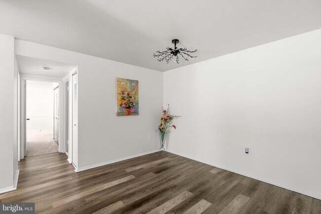 Building Photo - 435 Christopher Ave