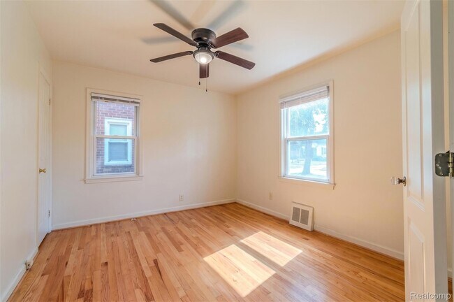 Building Photo - 3224 N Altadena Ave