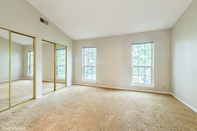 Building Photo - 533 Woodhaven Dr