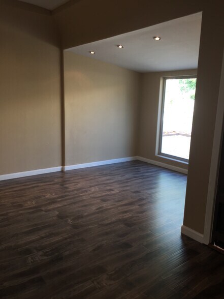 Building Photo - 1336 S Mansfield Ave