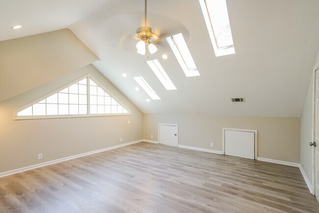 Building Photo - 114 Northlake Dr