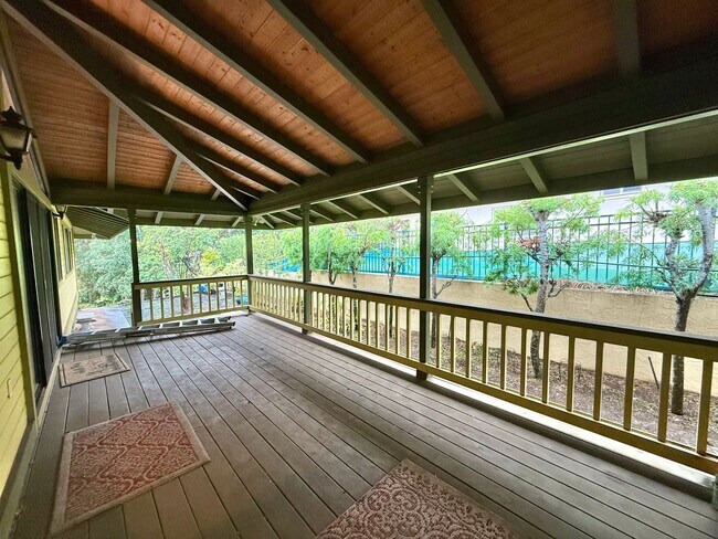 Building Photo - Beautiful 3 Bedroom / 2.5 Bathroom Home in Wailuku Heights!