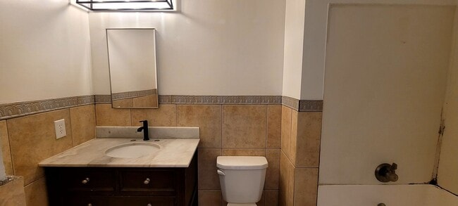 Building Photo - Oxnard 3+2 home with 2-car garage $2800