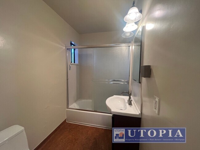 Building Photo - Adorable 1 bedroom, 1 bathroom triplex unit located in Seabright, CA