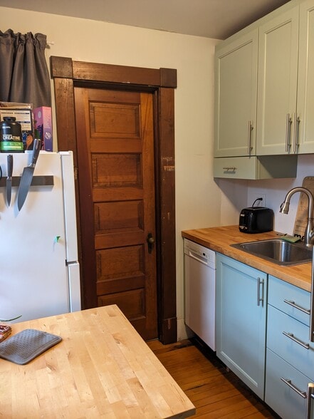 Building Photo - 522 N Division St