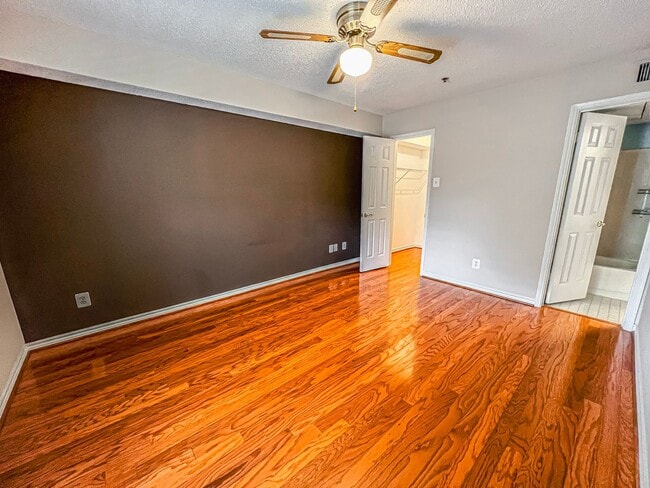 Building Photo - Charming 1 Bed 1 Bath Unit With Private Ba...