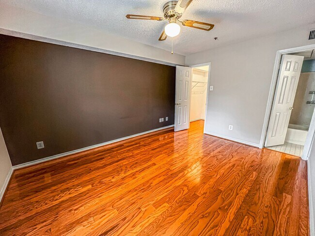 Building Photo - Charming 1 Bed 1 Bath Unit With Private Balcony In The Fountains At McLean - Water Included