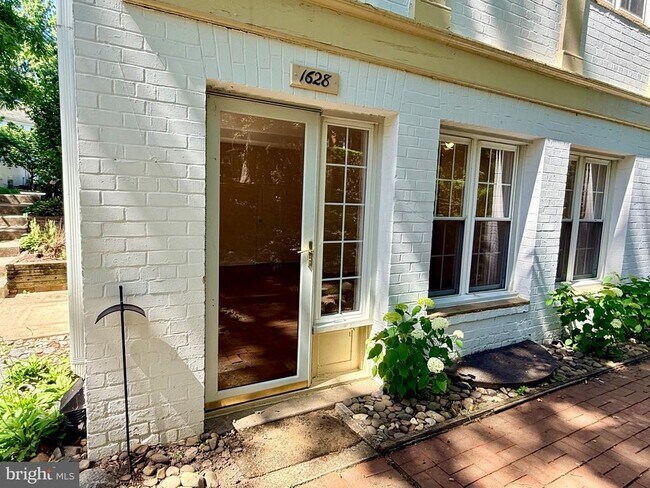 Building Photo - 1628 Ripon Pl