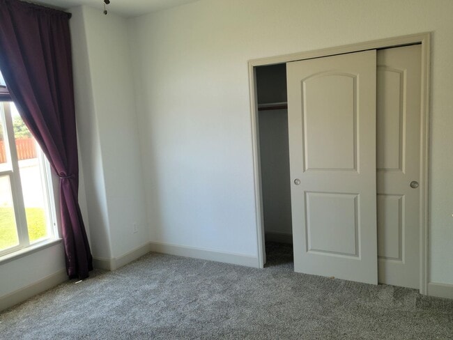 Building Photo - 5 Bed 3 Bath Ranch w/ AC - Available Now! ...