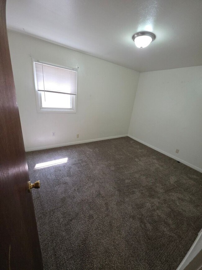 Building Photo - 1355 Elm Ave