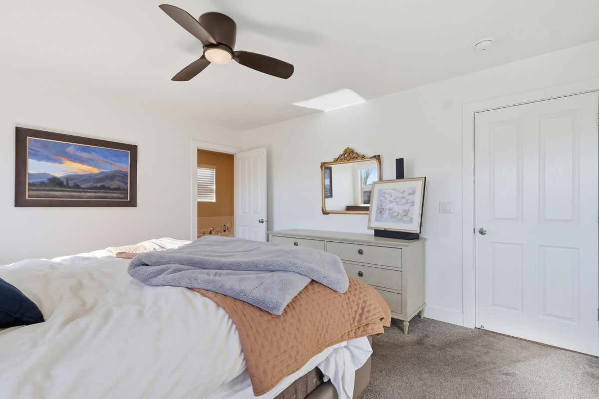 Building Photo - 1799 800 N