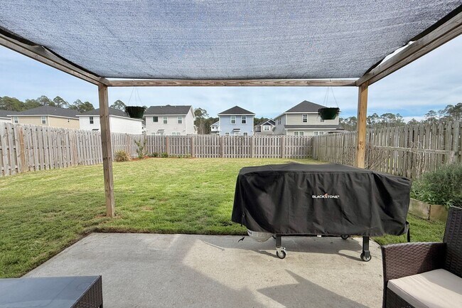 Building Photo - AVAILABLE EARLY MAY 2026! (Pet Friendly)