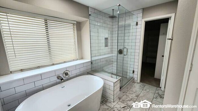 Building Photo - FOR RENT - MOVE IN READY - 3BED 2.5BATH - ...