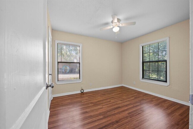 Building Photo - 906 W Dean Ave