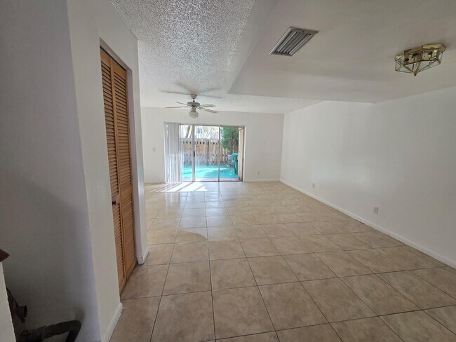 Building Photo - 6512 SW 41st Pl