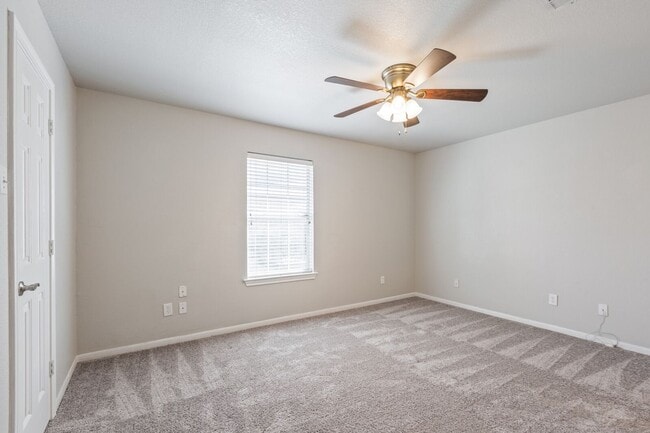 Building Photo - 3 Bedroom 3 Bath gated community in Baylor Bubble