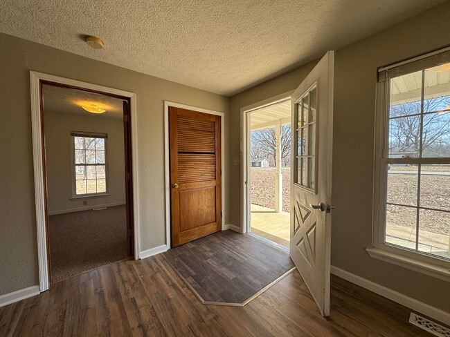 Building Photo - Quaint Three Bedroom Home with an Oversized Tub!