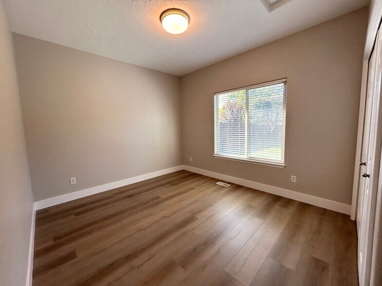 Building Photo - 5535 N Lolo Pass Ave